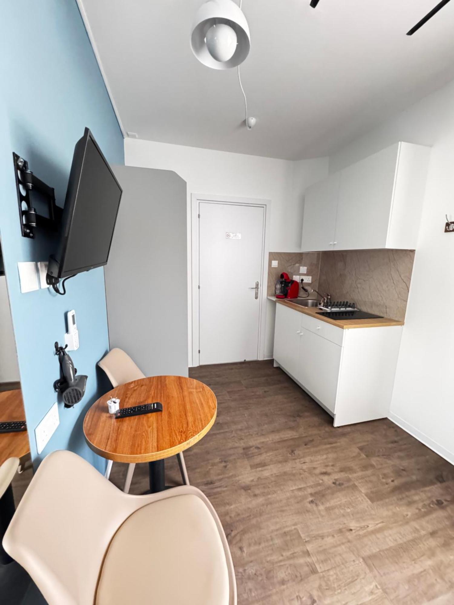 Apartment Modern 7 Private Kitchenette And Bathroom