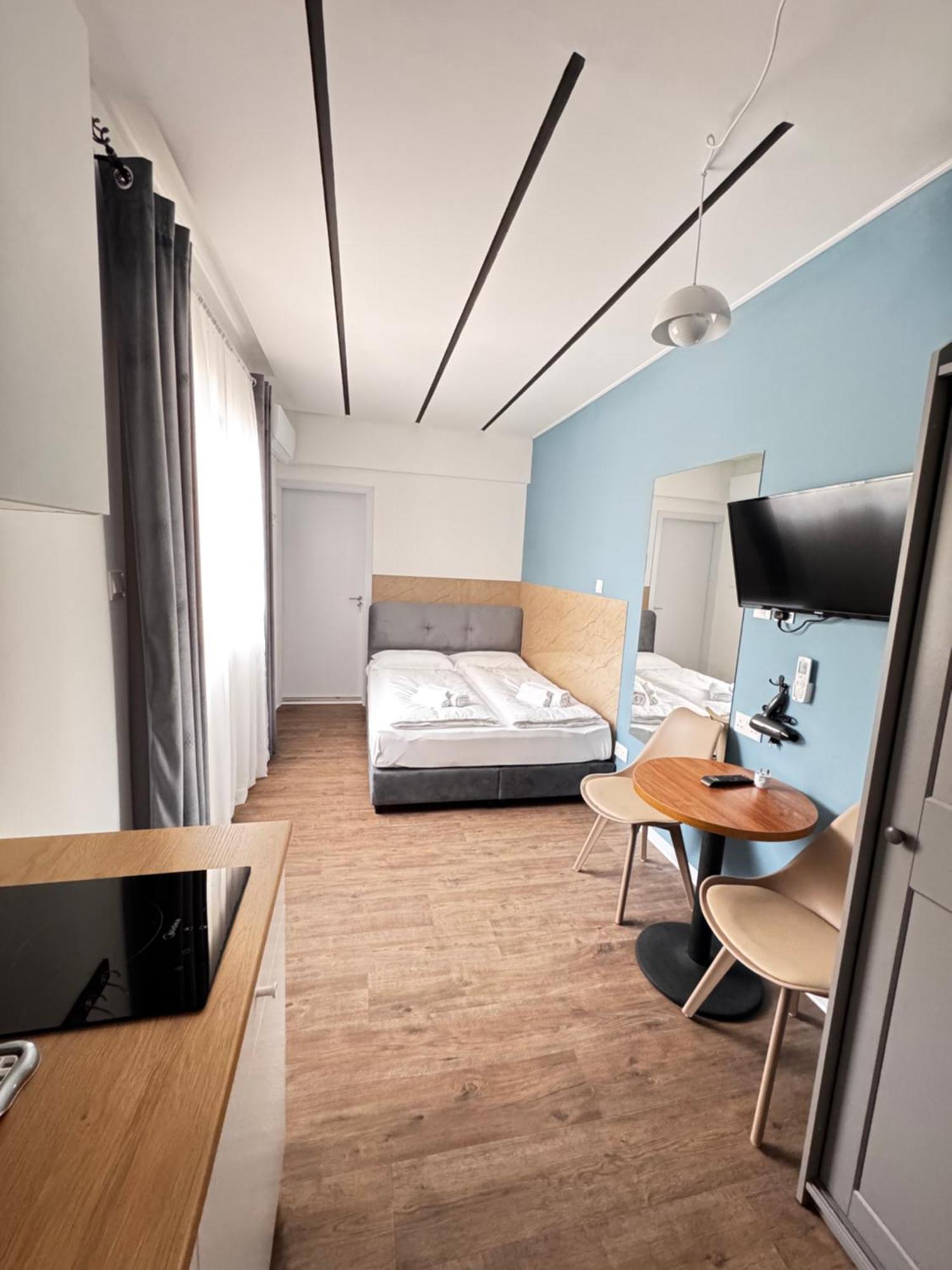 Modern 7 Private Kitchenette And Bathroom Apartment *