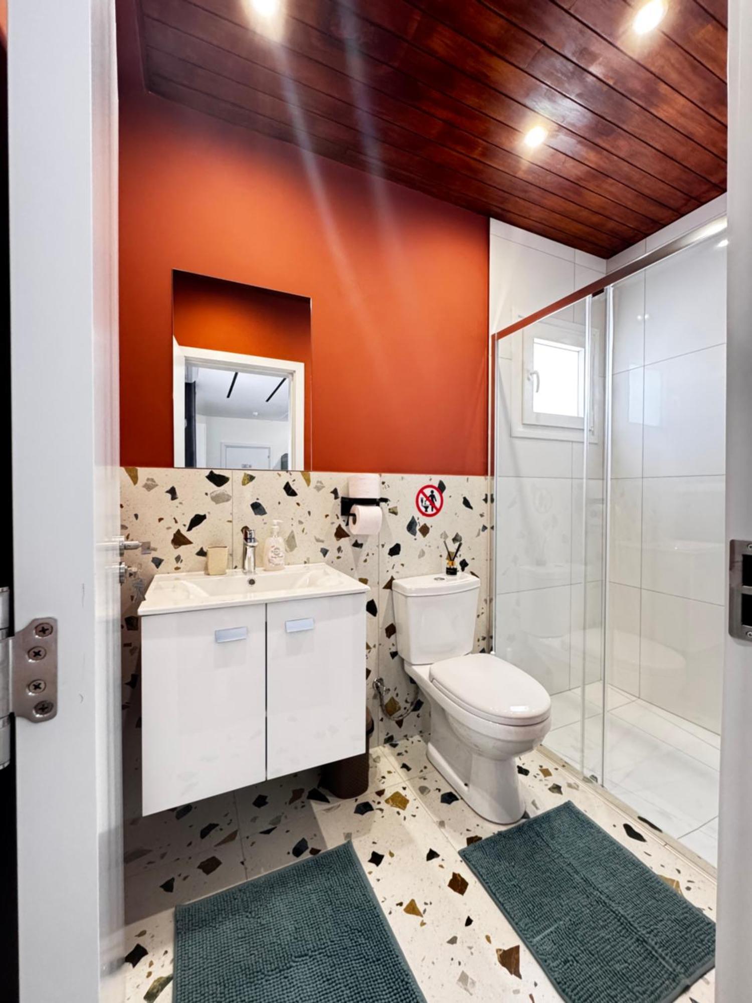Modern 7 Private Kitchenette And Bathroom *