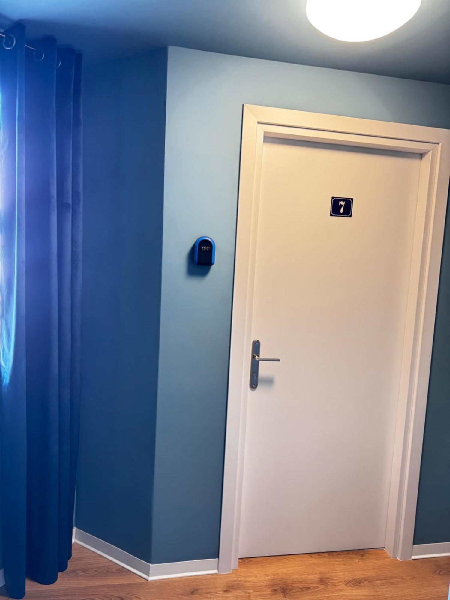 Modern 7 Private Kitchenette And Bathroom Apartment