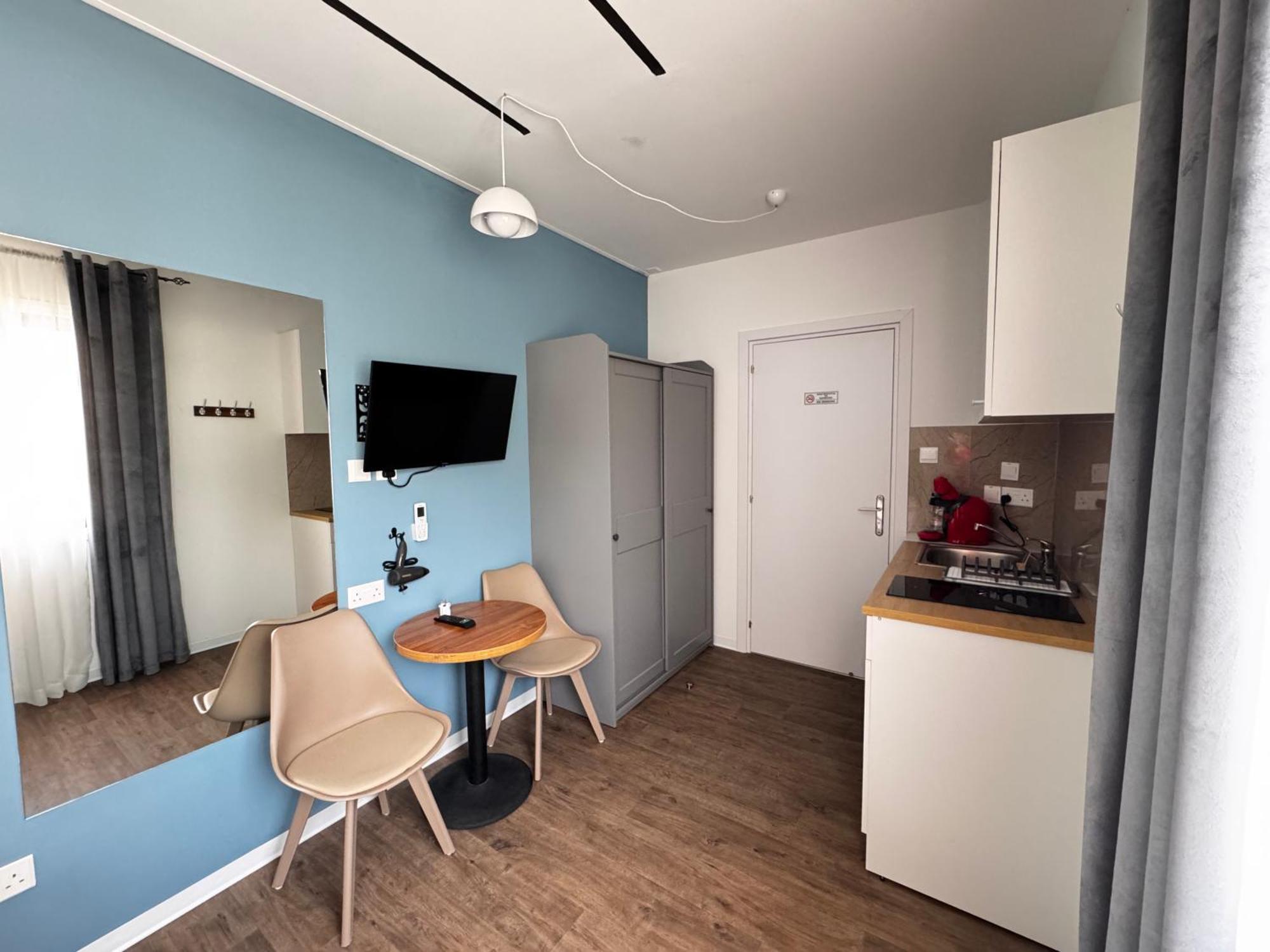 Modern 7 Private Kitchenette And Bathroom Apartment *