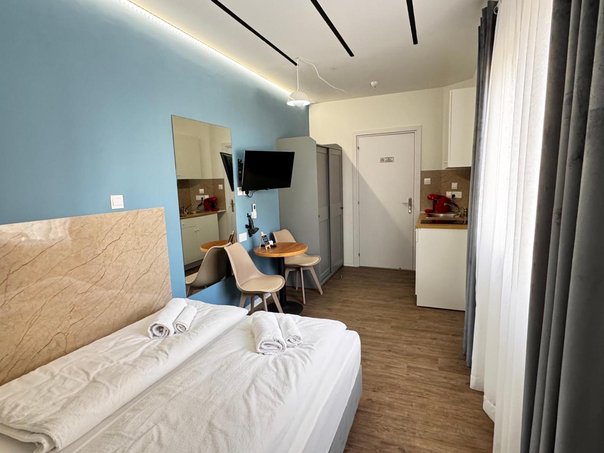 Modern 7 Private Kitchenette And Bathroom