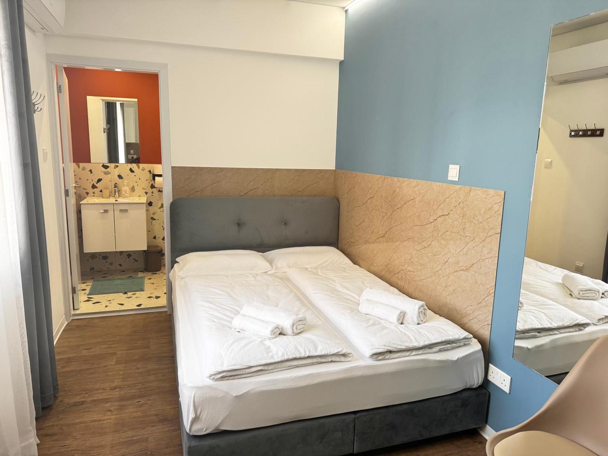 Modern 7 Private Kitchenette And Bathroom Apartment